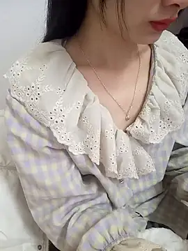 Snapshot of Lovely_kute chatting on 02-22-25, 01:44 Lovely kute online show from 02-22-25, 01:44