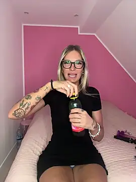 Snapshot of Lydie_off chatting on 02-12-25, 12:01 Lydie off online show from 02-12-25, 12:01