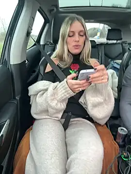 Snapshot of Lydie_off chatting on 02-15-25, 03:50 Lydie off online show from 02-15-25, 03:50