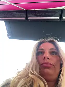 Snapshot of Lydie_off chatting on 03-10-25, 08:04 Lydie off online show from 03-10-25, 08:04