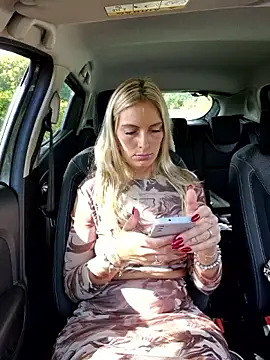 Snapshot of Lydie_off chatting on 09-17-25, 01:24 Lydie off online show from 09-17-25, 01:24