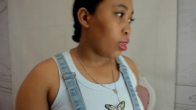 Snapshot of Leah_Sweetie chatting on 03-08-25, 11:16 Leah Sweetie online show from 03-08-25, 11:16