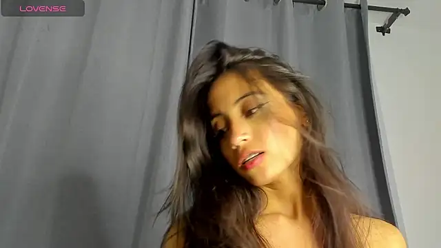 Snapshot of Loren_parissi chatting on 03-20-26, 03:44 Loren parissi online show from 03-20-26, 03:44