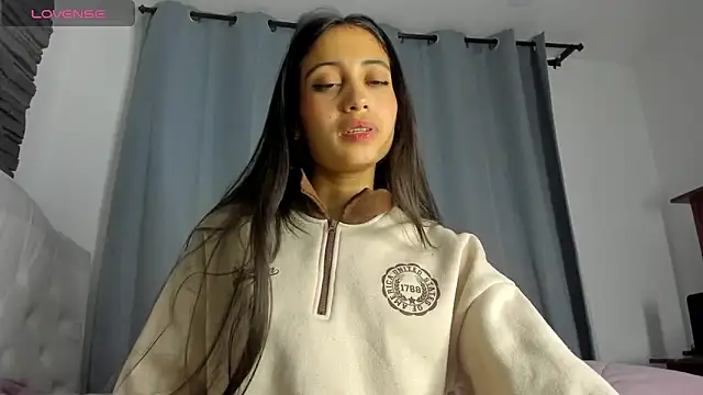 Snapshot of Loren_parissi chatting on 04-15-26, 01:45 Loren parissi online show from 04-15-26, 01:45