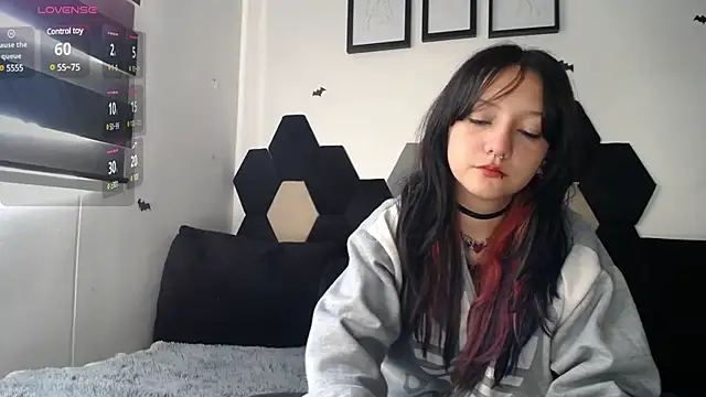 Snapshot of Maki_Zein chatting on 12-12-24, 01:17 Maki Zein online show from 12-12-24, 01:17