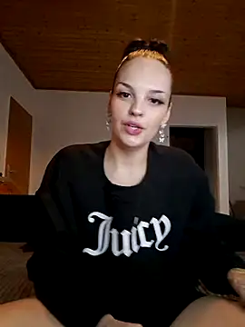 Snapshot of Jujuicy_97 chatting on 01-30-25, 08:32 Jujuicy 97 online show from 01-30-25, 08:32