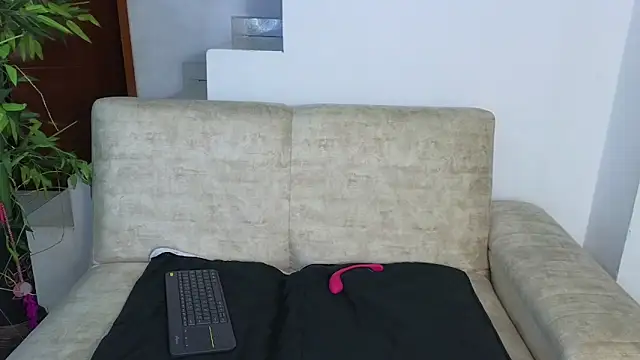 Lorenne Miller online show from 10-19-25, 04:57