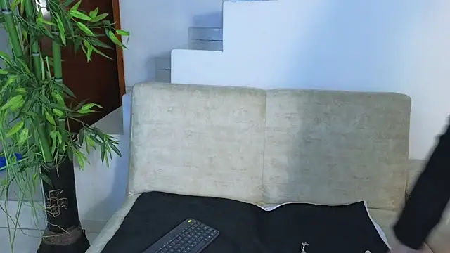 Lorenne Miller online show from 10-28-25, 03:54