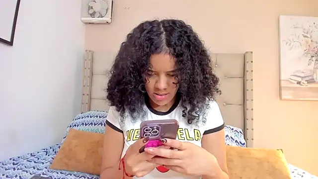 vanesasexyhot21 online show from 05-10-26, 01:00