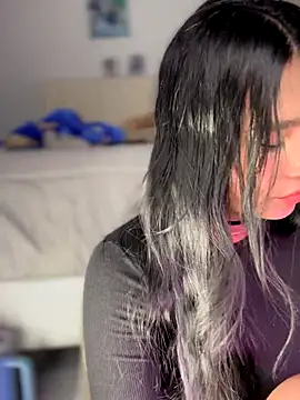 Snapshot of -Loren- chatting on 10-05-25, 10:57 -Loren- online show from 10-05-25, 10:57