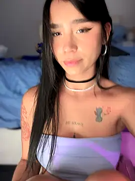 Snapshot of -Loren- chatting on 10-17-25, 11:02 -Loren- online show from 10-17-25, 11:02