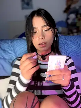 Snapshot of -Loren- chatting on 10-22-25, 11:10 -Loren- online show from 10-22-25, 11:10