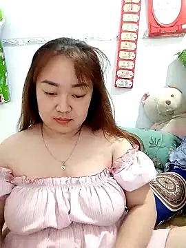 Snapshot of VyOanh2K chatting on 02-13-25, 12:43 VyOanh2K online show from 02-13-25, 12:43