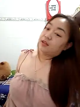 Snapshot of VyOanh2K chatting on 03-17-25, 07:24 VyOanh2K online show from 03-17-25, 07:24