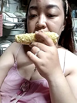 Snapshot of VyOanh2K chatting on 09-24-25, 12:41 VyOanh2K online show from 09-24-25, 12:41