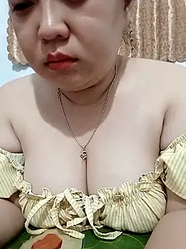 Snapshot of VyOanh2K chatting on 10-20-25, 02:39 VyOanh2K online show from 10-20-25, 02:39