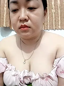 Snapshot of VyOanh2K chatting on 10-25-25, 01:51 VyOanh2K online show from 10-25-25, 01:51