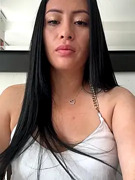 Snapshot of Sara_luna_ chatting on 11-10-25, 01:32 Sara luna online show from 11-10-25, 01:32