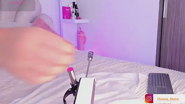 Hanna Stanx online show from 10-18-25, 09:04