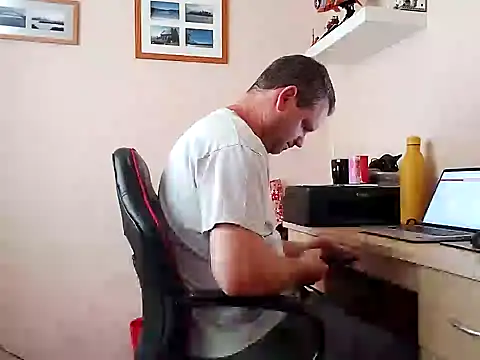 Snapshot of mrtickle1000 chatting on 08-05-26, 10:51 mrtickle1000 online show from 08-05-26, 10:51