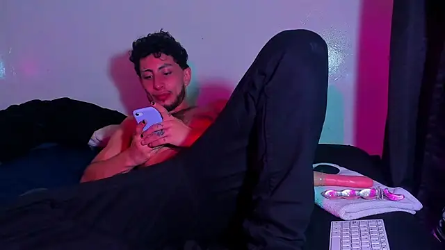 Snapshot of Piggy_Eddy chatting on 03-05-26, 03:35 Piggy Eddy online show from 03-05-26, 03:35