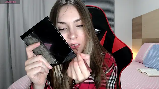 Snapshot of Naughty_Annn chatting on 12-19-25, 03:24 Naughty Annn online show from 12-19-25, 03:24