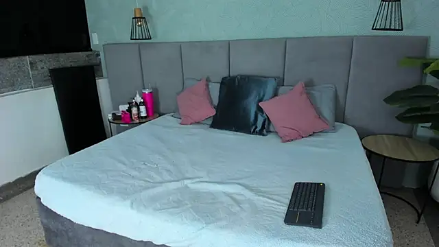 Annie-Wolf online show from 11-10-25, 08:52