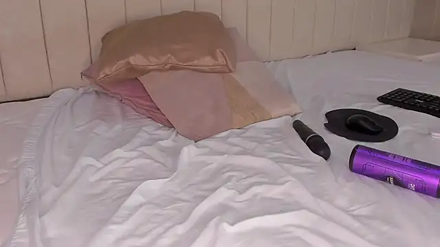 Littleolivia  online show from 03-01-25, 05:27