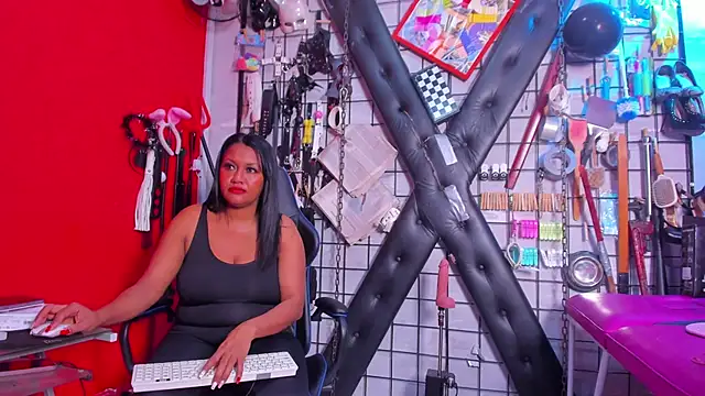 Snapshot of Madame_pain_ chatting on 02-21-25, 01:22 Madame pain online show from 02-21-25, 01:22