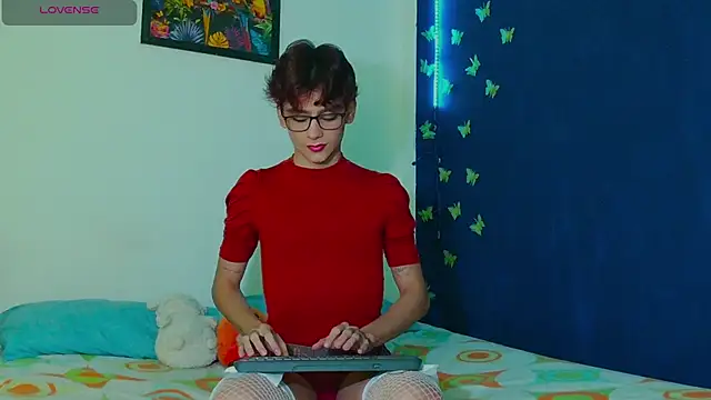 Snapshot of arnold_laurent_ chatting on 10-21-25, 06:03 arnold laurent online show from 10-21-25, 06:03