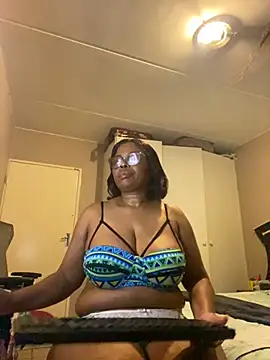 Snapshot of Nomthie chatting on 10-28-25, 11:29 Nomthie online show from 10-28-25, 11:29