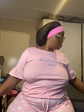 Snapshot of Nomthie chatting on 12-04-25, 04:11 Nomthie online show from 12-04-25, 04:11