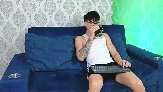 Snapshot of Theskinnyboys chatting on 09-22-25, 07:21 Theskinnyboys online show from 09-22-25, 07:21