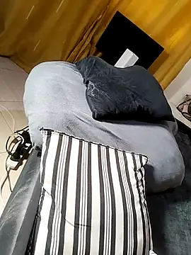 Hugemassivebootie online show from 12-20-25, 11:39