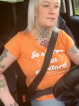 Snapshot of poussichienne chatting on 11-14-25, 11:31 poussichienne online show from 11-14-25, 11:31