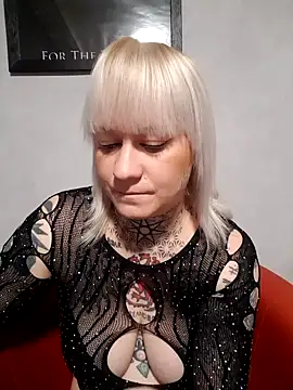 Snapshot of poussichienne chatting on 11-23-25, 04:40 poussichienne online show from 11-23-25, 04:40