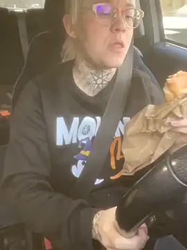 Snapshot of poussichienne chatting on 11-27-25, 11:01 poussichienne online show from 11-27-25, 11:01