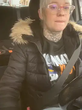 Snapshot of poussichienne chatting on 11-28-25, 10:29 poussichienne online show from 11-28-25, 10:29