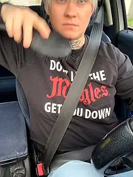 Snapshot of poussichienne chatting on 12-17-25, 09:37 poussichienne online show from 12-17-25, 09:37