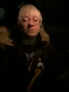 Snapshot of poussichienne chatting on 02-17-26, 04:20 poussichienne online show from 02-17-26, 04:20