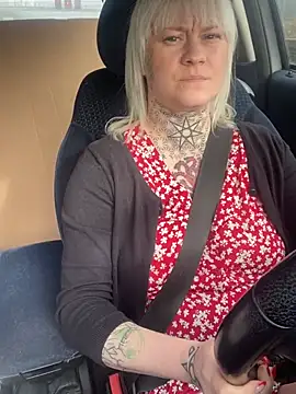 Snapshot of poussichienne chatting on 02-26-26, 10:14 poussichienne online show from 02-26-26, 10:14