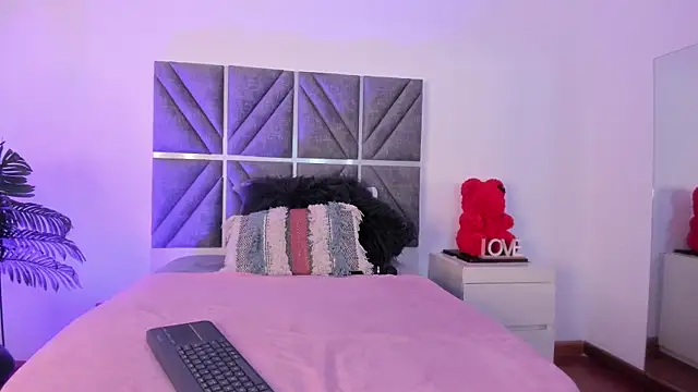 Laura Dicardy online show from 09-26-25, 07:40