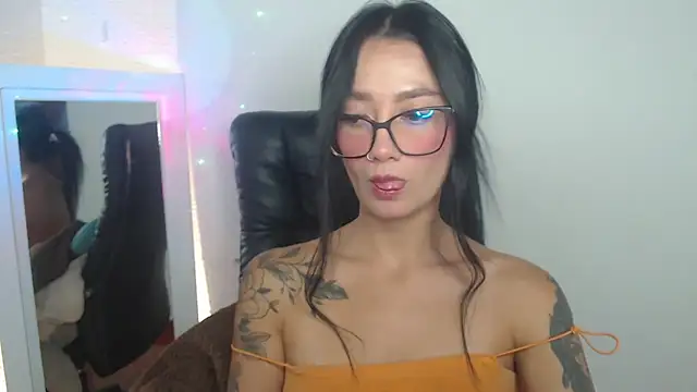 Snapshot of mariiana-diaz chatting on 06-12-26, 03:22 mariiana-diaz online show from 06-12-26, 03:22