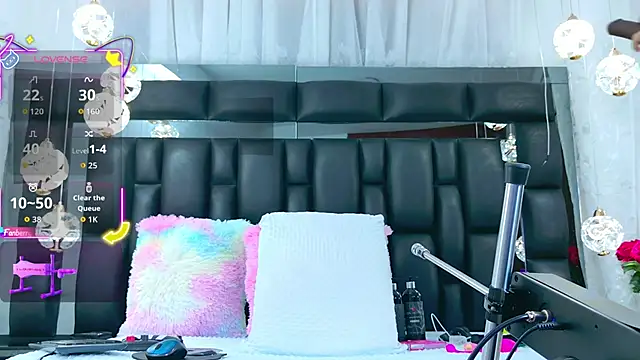 Snapshot of AuraRoss chatting on 10-16-25, 07:04 AuraRoss online show from 10-16-25, 07:04