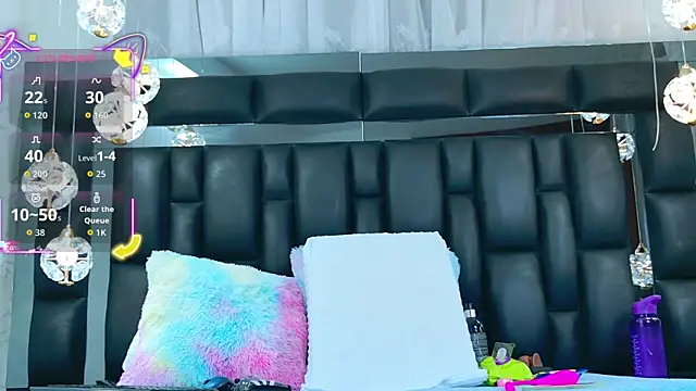 Snapshot of AuraRoss chatting on 10-31-25, 07:04 AuraRoss online show from 10-31-25, 07:04