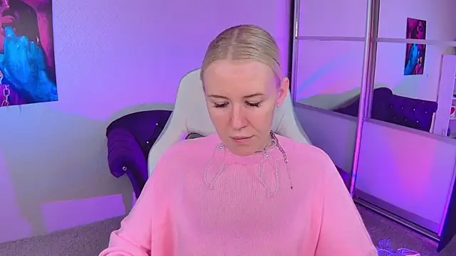 Snapshot of Selenatrend chatting on 10-12-25, 12:15 Selenatrend online show from 10-12-25, 12:15