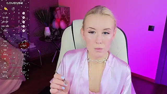 Snapshot of Selenatrend chatting on 10-28-25, 12:30 Selenatrend online show from 10-28-25, 12:30