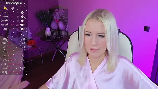 Snapshot of Selenatrend chatting on 11-02-25, 12:51 Selenatrend online show from 11-02-25, 12:51