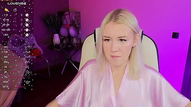 Snapshot of Selenatrend chatting on 11-06-25, 12:28 Selenatrend online show from 11-06-25, 12:28