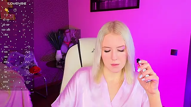 Snapshot of Selenatrend chatting on 11-13-25, 12:26 Selenatrend online show from 11-13-25, 12:26